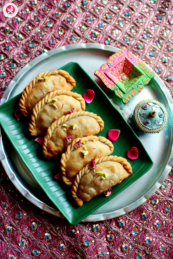 Festive indulgences can be healthy too, as this dry fruit gujiya recipe proves! With dates, dry fruits powder and coconut, this is a perfect healthy treat!