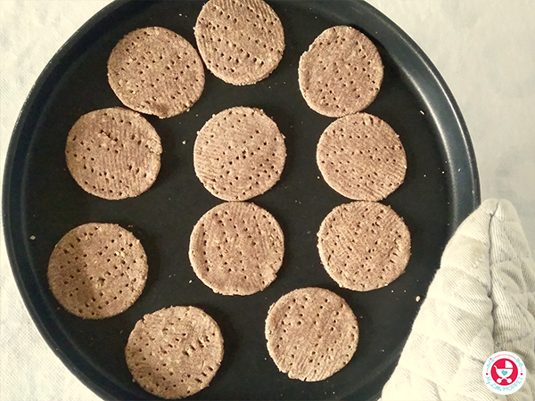 Baked Ragi Crackers with Sesame Seeds
