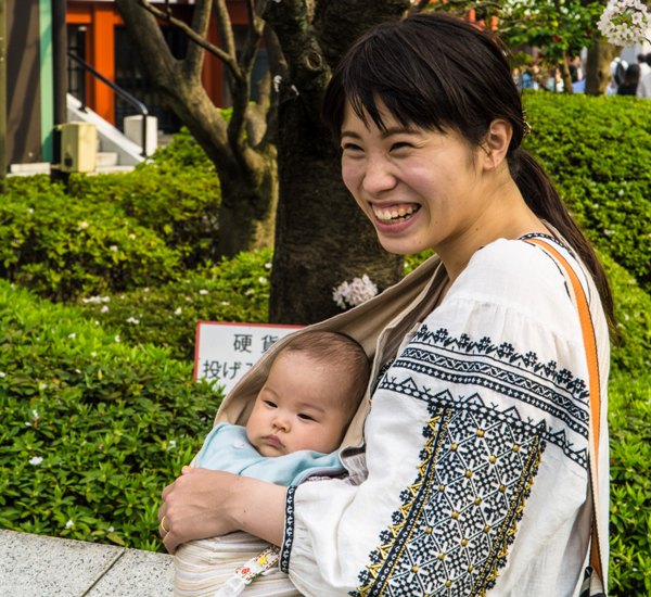 Wondering if baby wearing is right for you and your baby? Find out the answers to all your questions and doubts in this comprehensive guide to baby wearing.