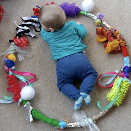 Tickle your baby's senses and encourage movement and learning with these easy sensory activities for babies and toddlers! Easy, low cost and lots of fun!