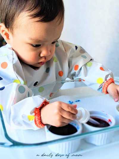 Develop your baby's fine motor skills and strengthen those little muscles with these simple fine motor activities for babies and toddlers! For ages 0-3.
