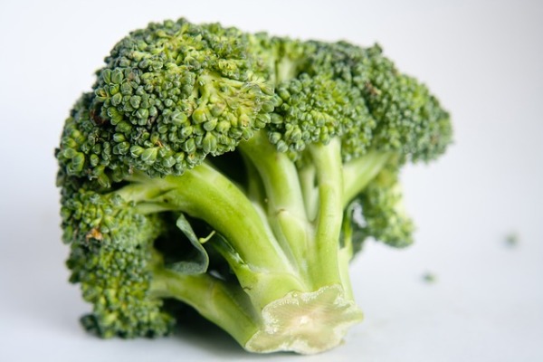 Broccoli is a vegetable that kids often have trouble with, so Moms prefer introducing it early. But can I give my baby broccoli? Let's find out!
