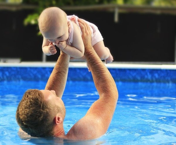 New Dads often feel left out of the little world created by Mom and Baby. Here are 7 Ways New Dads Can Be More Involved With Baby & feel more useful.