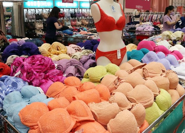 8 Things to Know About Choosing the Right Bra for Pregnancy 6 Looking for the right bra for pregnancy? Here's everything you need to know about choosing the right bra for the ultimate comfort & function!