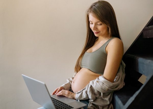8 Things to Know About Choosing the Right Bra for Pregnancy 10 Looking for the right bra for pregnancy? Here's everything you need to know about choosing the right bra for the ultimate comfort & function!